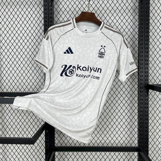 Camisola Nottingham Forest fora 2025-26